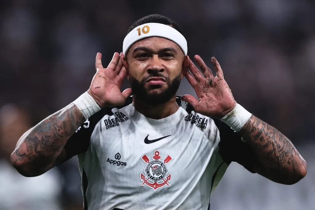 Memphis Depay jogador do Corinthians comemora seu gol – Foto: Ettore Chiereguini/AGIF