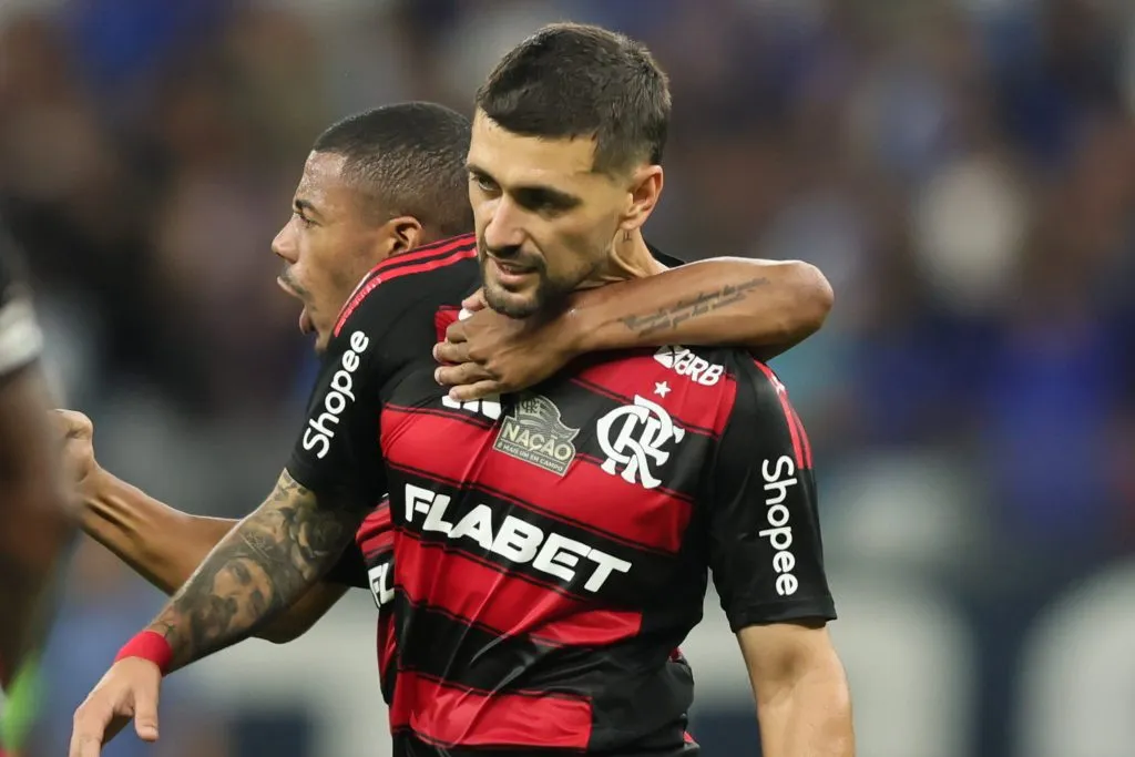 Arrascaeta jogador do Flamengo comemora seu gol durante partida contra o Cruzeiro no estádio Mineirão pelo campeonato Brasileiro A 2025. Foto: Gilson Lobo/AGIF