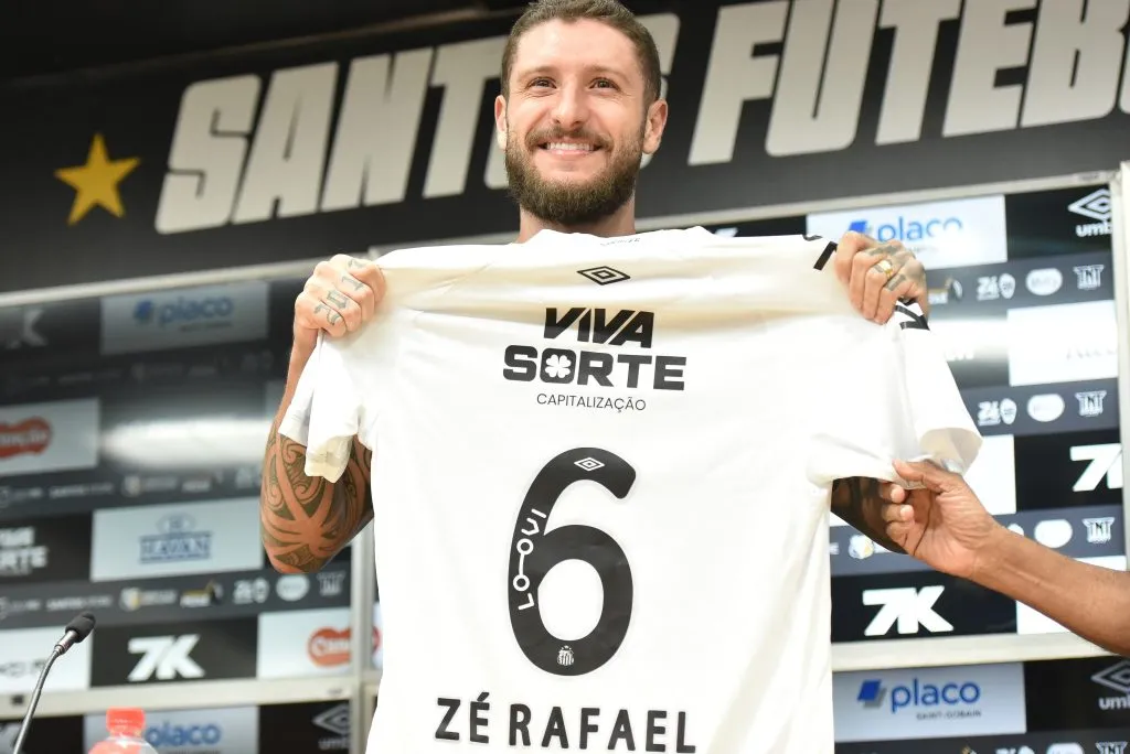 SP – SANTOS – 09/05/2025 – SANTOS, APRESENTACAO – Ze Rafael durante sua apresentacao oficial como jogador do Santos  FC em coletiva de imprensa realizada na Vila Belmiro. Foto: JOTA ERRE/AGIF
