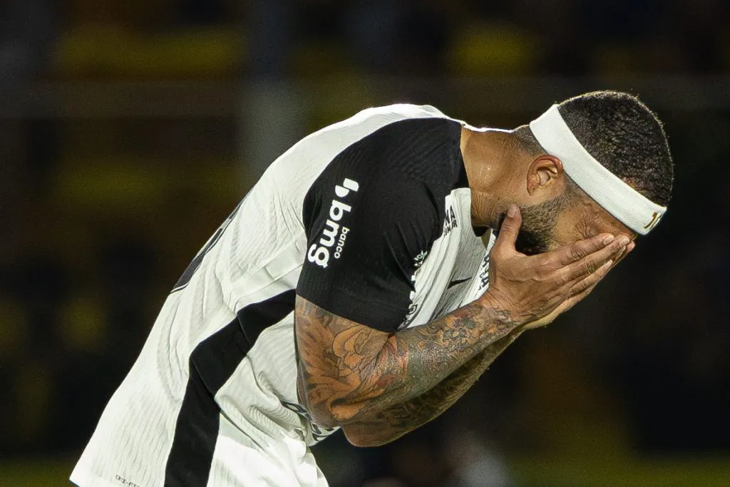 SP – MIRASSOL – 10/05/2025 – BRASILEIRO A 2025, MIRASSOL X CORINTHIANS – [MEMPHIS DEPAY jogador do Corinthians lamenta durante partida contra o Mirassol no estadio Jose Maria de Campos Maia pelo campeonato Brasileiro A 2025. Foto: Joisel Amaral/AGIF