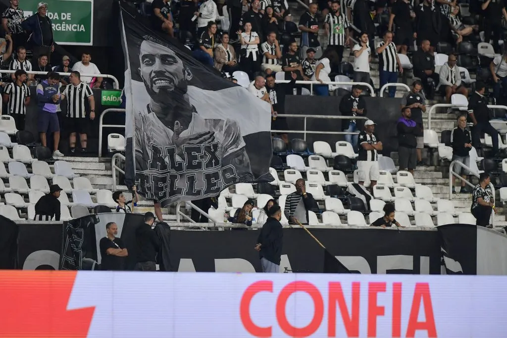 Torcida do Botafogo com bandeira em homenagem a Alex Telles contra o Inter. Thiago Ribeiro/AGIF