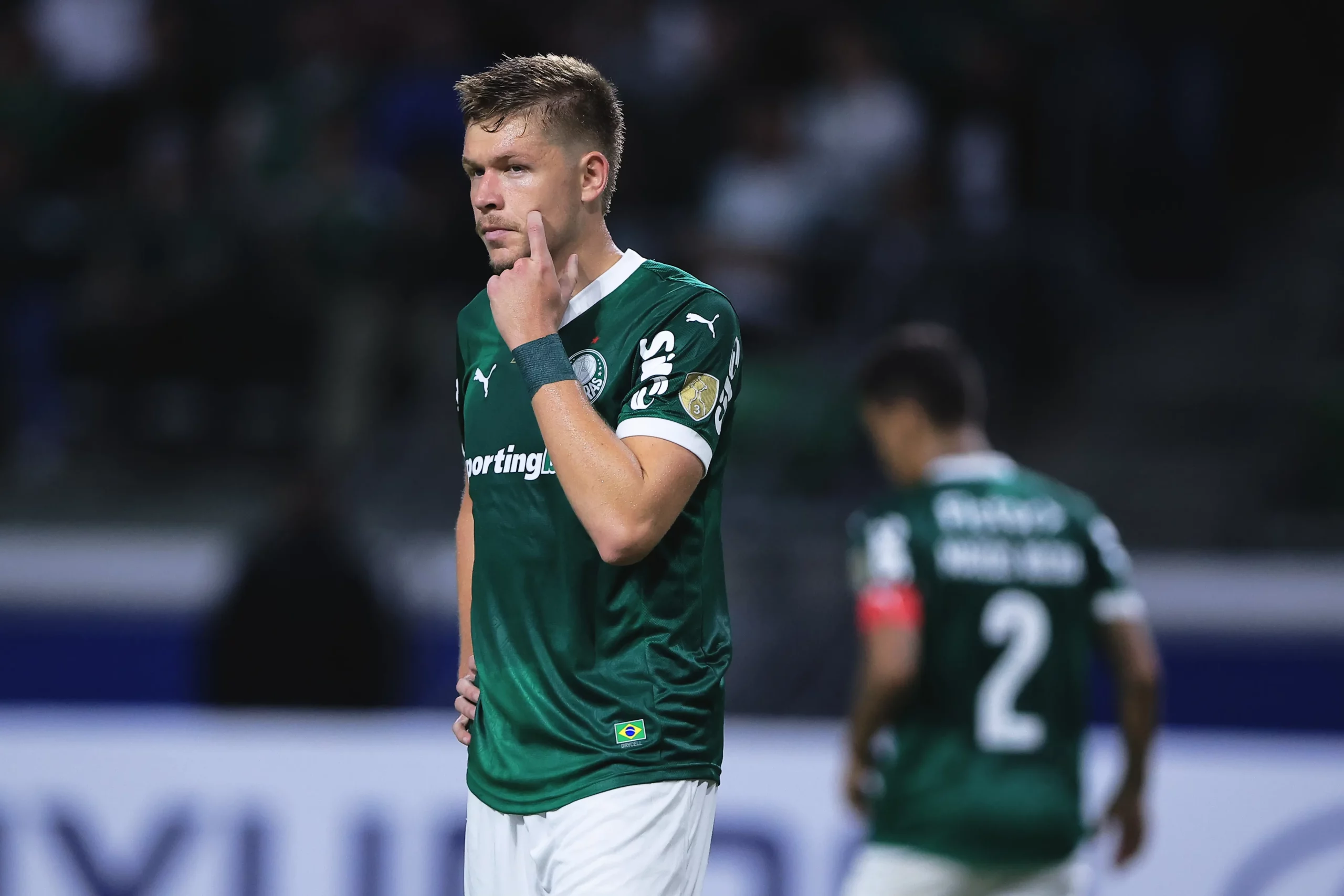 Bruno Fuchs vai atuar em duas funções contra o Flamengo – ora zagueiro, ora de ‘camisa 5’ – Foto: Ettore Chiereguini/AGIF