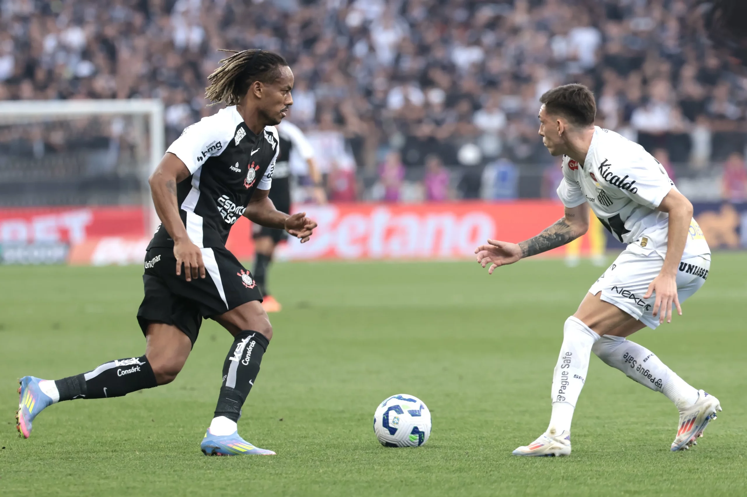 Andre Carrillo jogador do Corinthians disputa lance com  jogador do Santos durante partida no estadio Arena Corinthians pelo campeonato Brasileiro A 2025. Foto: Marcello Zambrana/AGIF