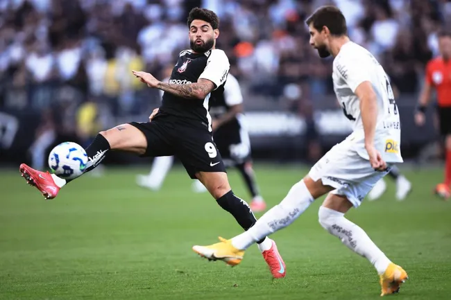 Yuri Alberto, jogador do Corinthians, disputa lance com Luan Peres, jogador do Santos durante partida no estadio Arena Corinthians pelo campeonato Brasileiro A 2025. Foto: Ettore Chiereguini/AGIF