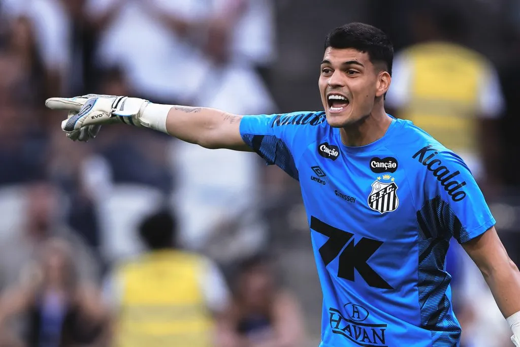 SP – SAO PAULO – 18/05/2025 – BRASILEIRO A 2025, CORINTHIANS X SANTOS – Gabriel Brazao goleiro do Santos durante partida contra o Corinthians no estadio Arena Corinthians pelo campeonato Brasileiro A 2025. Foto: Ettore Chiereguini/AGIF
