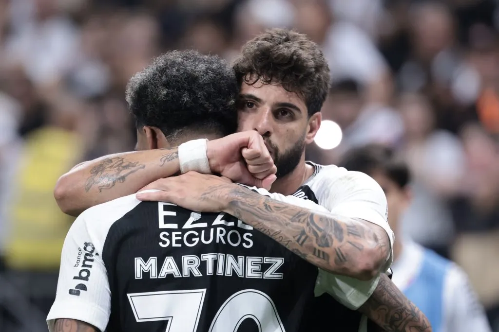 Yuri Alberto jogador do Corinthians comemora seu gol com Jose Martinez jogador da sua equipe durante partida contra o Santos no estadio Arena Corinthians pelo campeonato Brasileiro A 2025. Foto: Marcello Zambrana/AGIF