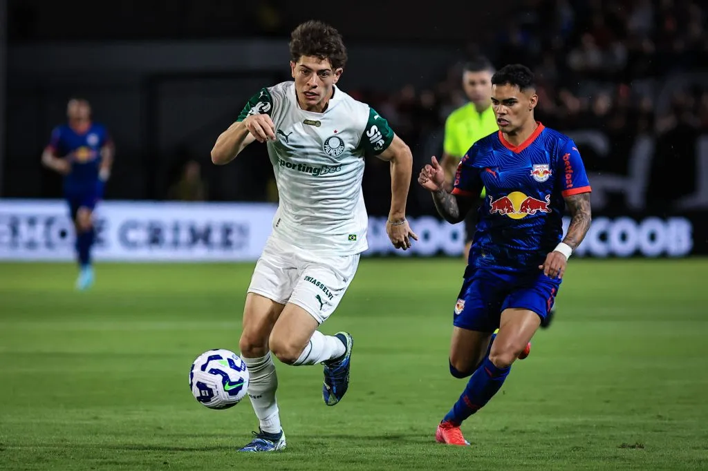 Giay jogador do Palmeiras durante partida contra o Bragantino no estadio Cicero De Souza Marques pelo campeonato Brasileiro A 2025.  Foto: Fabio Giannelli/AGIF