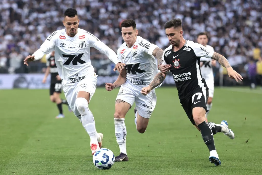 Igor Coronado jogador do Corinthians disputa lance com Ze Ivaldo jogador do Santos – Foto: Marcello Zambrana/AGIF