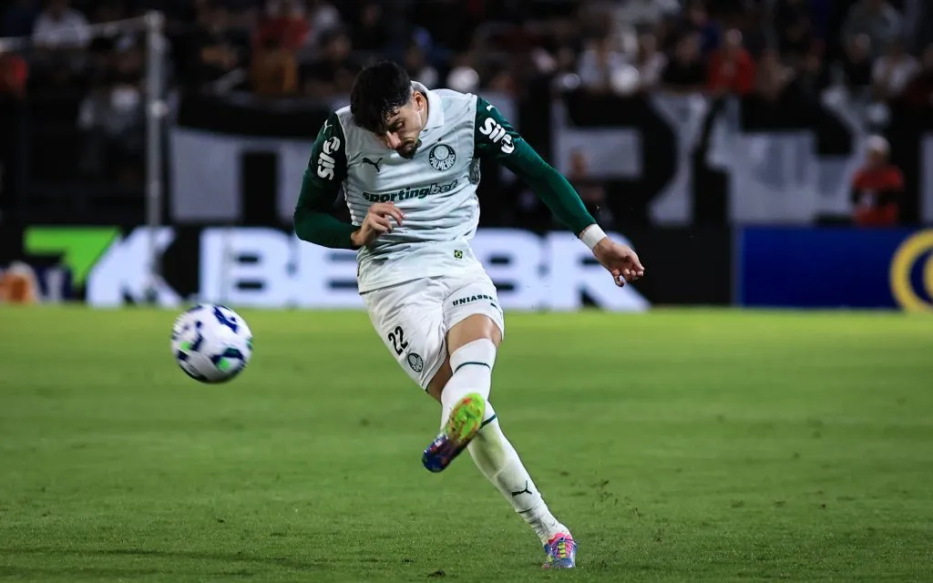SP – BRAGANCA PAULISTA – 18/05/2025 – BRASILEIRO A 2025, BRAGANTINO X PALMEIRAS – Piquerez jogador do Palmeiras durante partida contra o Bragantino no estadio Cicero De Souza Marques pelo campeonato Brasileiro A 2025.  Foto: Fabio Giannelli/AGIF