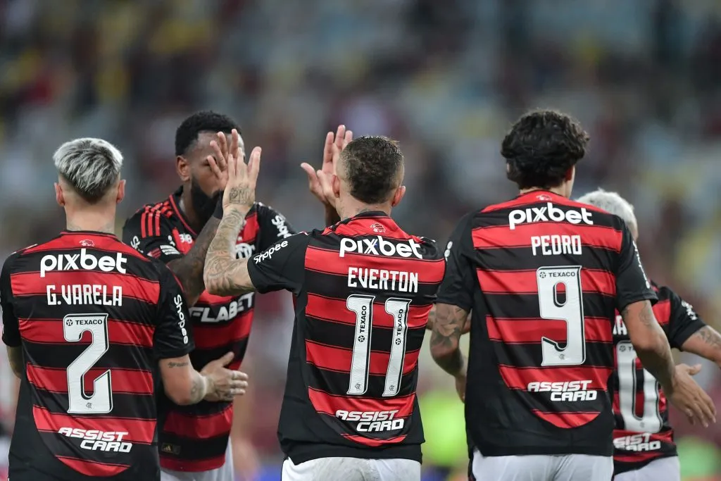 RJ – RIO DE JANEIRO – 21/05/2025 – COPA DO BRASIL 2025, FLAMENGO X BOTAFOGO-PB – Everton Cebolinha jogador do Flamengo comemora seu gol com jogadores do seu time durante partida contra o Botafogo-PB no estadio Maracana pelo campeonato Copa Do Brasil 2025. Foto: Thiago Ribeiro/AGIF