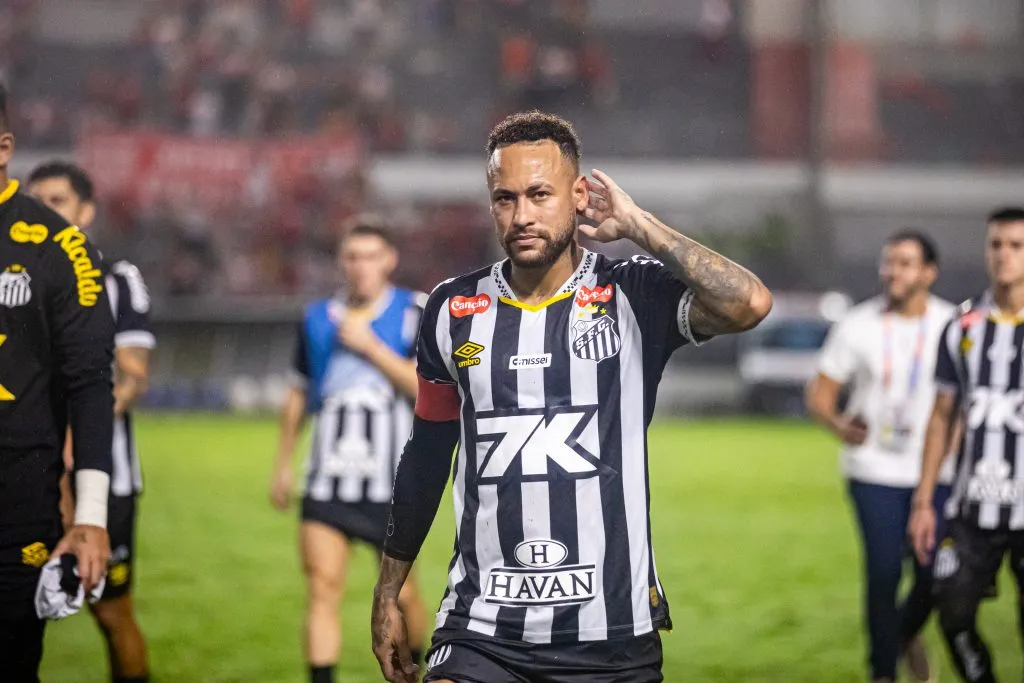 AL – MACEIO – 22/05/2025 – COPA DO BRASIL 2025, CRB X SANTOS – Neymar provoca torcida do CRB, apos eliminacao nos  penaltis, estadio Rei Pele pelo campeonato Copa Do Brasil 2025. Foto: Itawi Albuquerque/AGIF