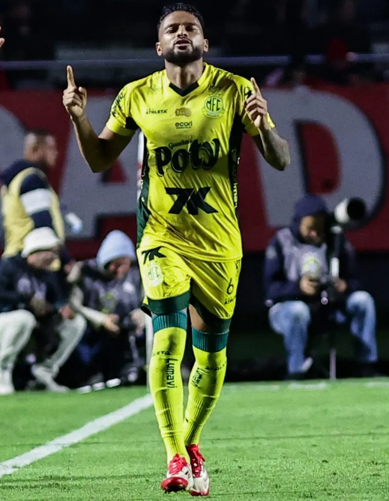 Reinaldo jogador do Mirassol comemora seu gol durante partida contra o Sao Paulo no estadio Morumbi pelo campeonato Brasileiro A 2025.  Foto: Fabio Giannelli/AGIF