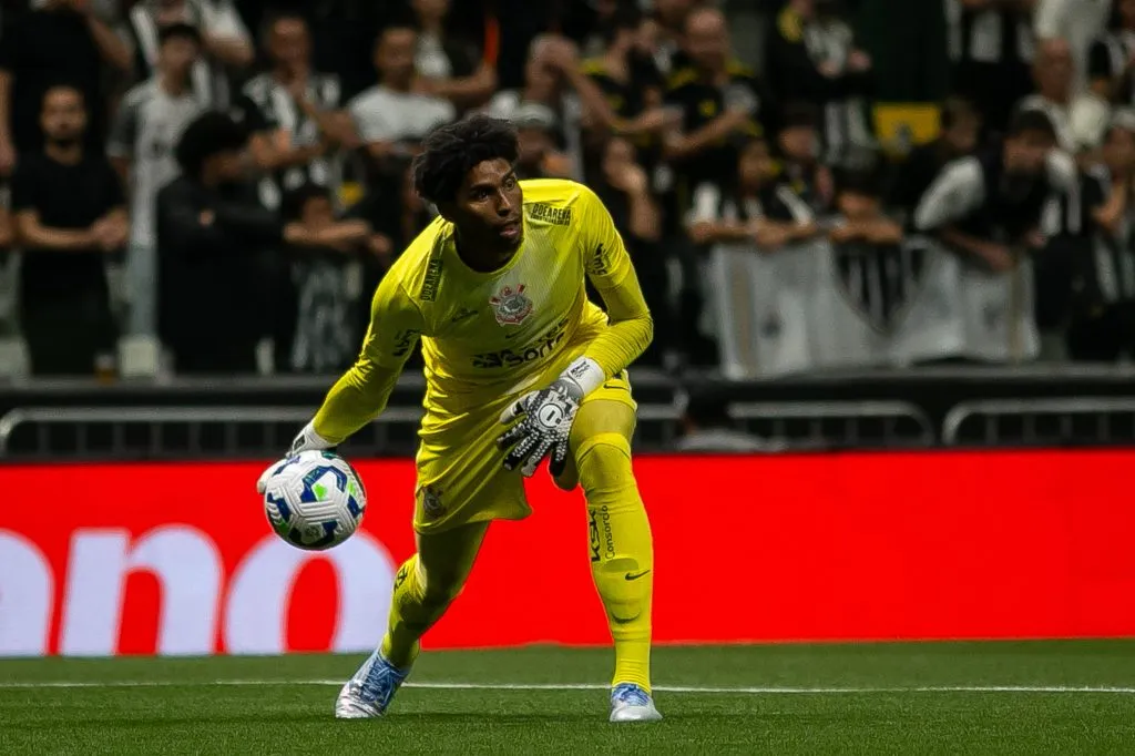 Hugo Souza jogador do Corinthians durante partida contra o Atletico-MG – Foto: Fernando Moreno/AGIF