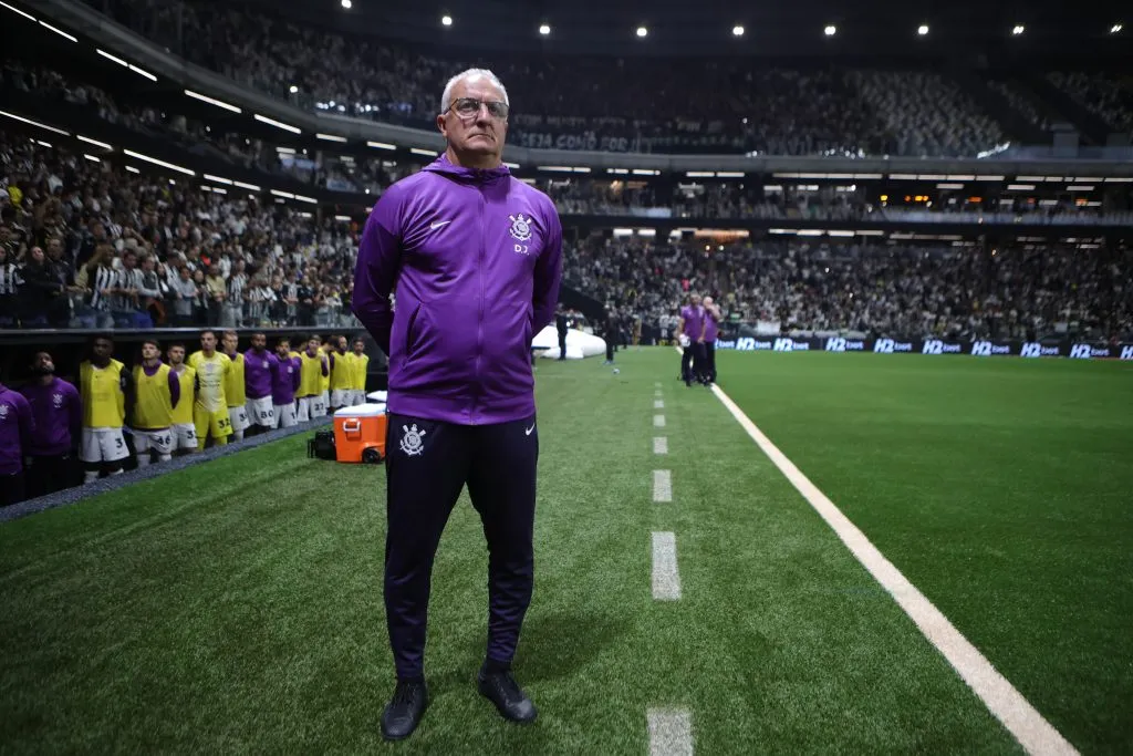 Dorival vem buscando blindar o elenco diante das polêmicas – Foto: Gilson Lobo/AGIF
