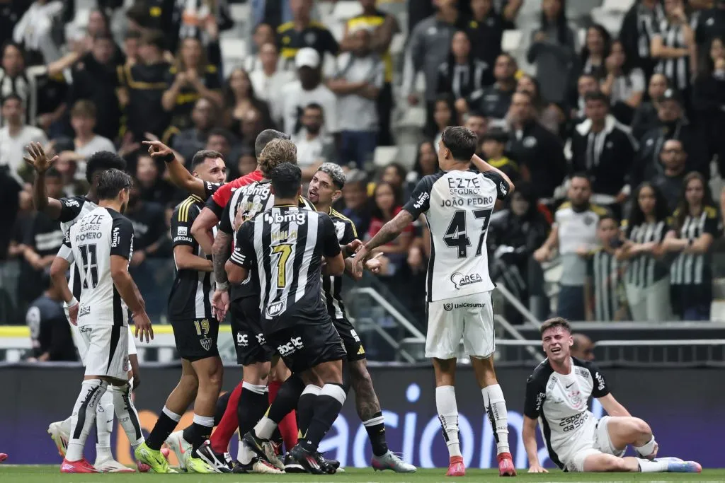 O árbitro Rafael Klein acabou cancelando expulsão de Rubens no final do jogo. Foto: Gilson Lobo/AGIF