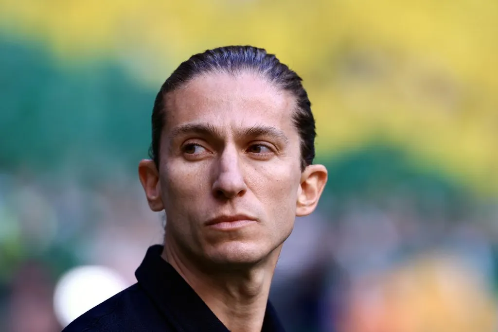 Filipe Luís recebe “ordem” da torcida para dar mais chances a Wallace Yan. Foto: Marcello Zambrana/AGIF