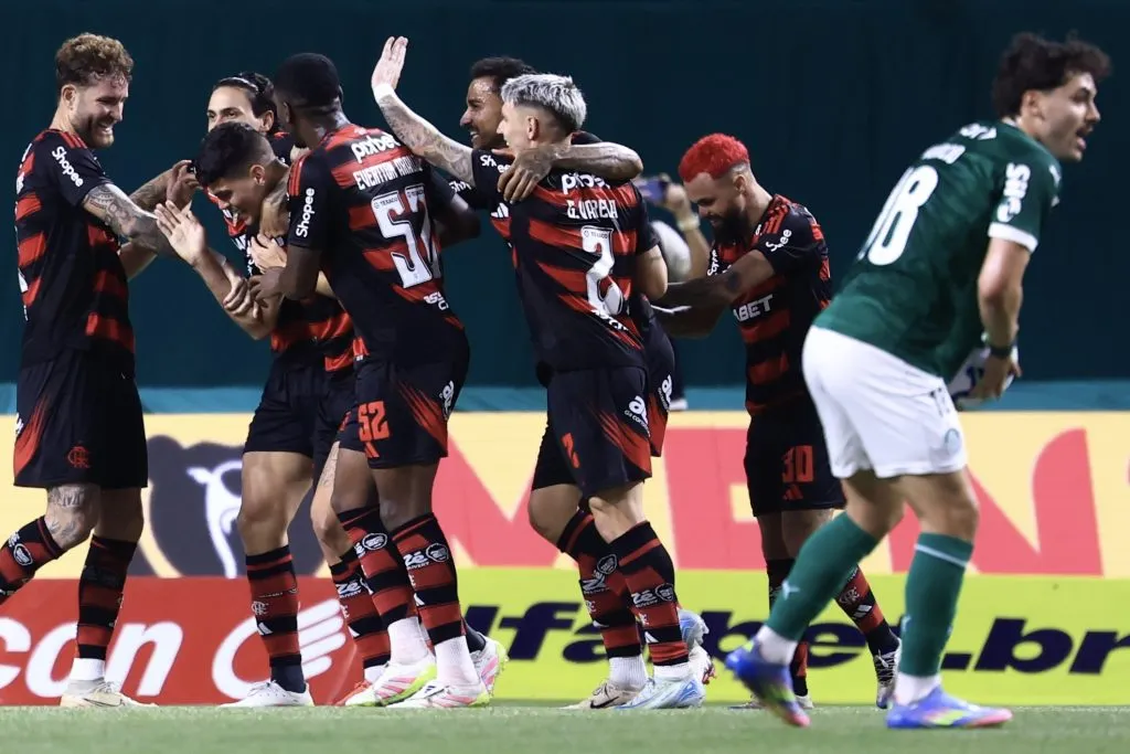 SP – SAO PAULO – 25/05/2025 – BRASILEIRO A 2025, PALMEIRAS X FLAMENGO – Ayrton Lucas jogador do Flamengo comemora seu gol com jogadores do seu time durante partida contra o Palmeiras no estadio Arena Allianz Parque pelo campeonato Brasileiro A 2025. Foto: Marcello Zambrana/AGIF