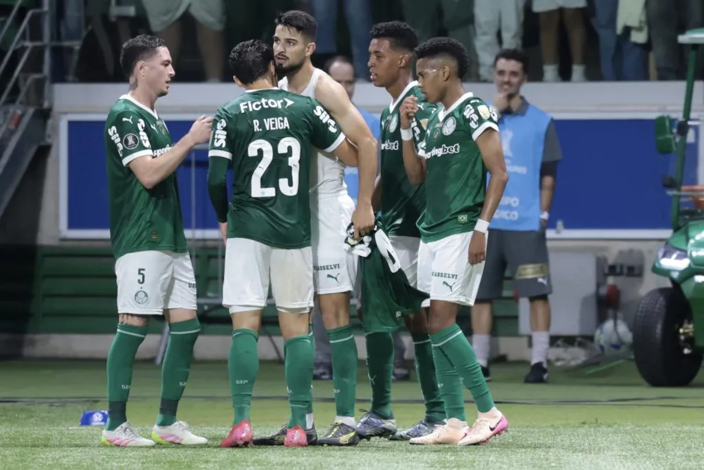 SP – SAO PAULO – 28/05/2025 – COPA LIBERTADORES 2025, PALMEIRAS X SPORTING CRISTAL – Flaco Lopez jogador do Palmeiras comemora seu gol com jogadores do seu time durante partida contra o Sporting Cristal no estadio Arena Allianz Parque pelo campeonato Copa Libertadores 2025. Foto: Marcello Zambrana/AGIF