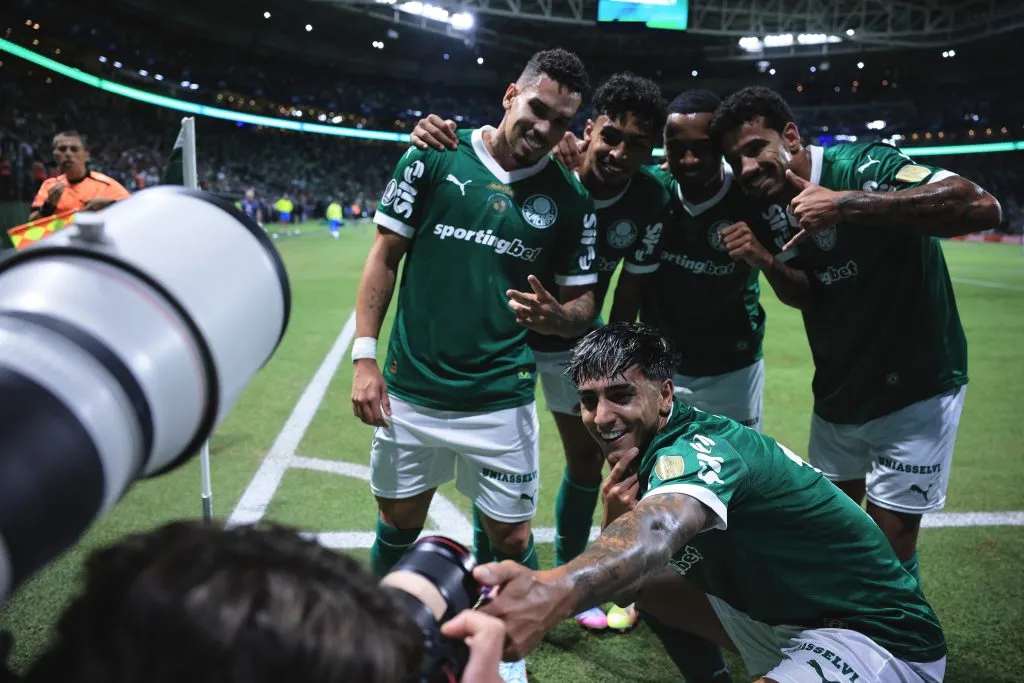SP – SAO PAULO – 28/05/2025 – COPA LIBERTADORES 2025, PALMEIRAS X SPORTING CRISTAL –  jogador do Palmeiras comemora seu gol com jogadores do seu time durante partida contra o Sporting Cristal no estadio Arena Allianz Parque pelo campeonato Copa Libertadores 2025. Foto: Ettore Chiereguini/AGIF