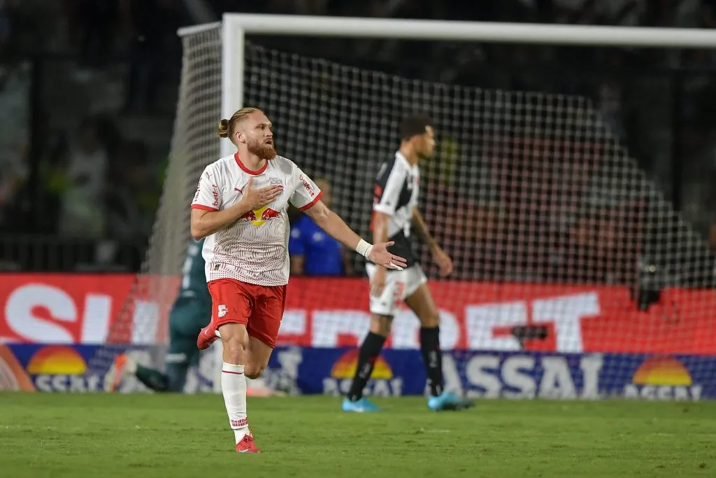 Pitta marca e dá assistência em vitória do Bragantino sobre o Vasco. Foto: Thiago Ribeiro/AGIF