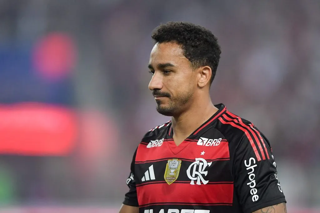 Léo Ortiz também comemorou o retorno de Danilo. Foto: Thiago Ribeiro/AGIF