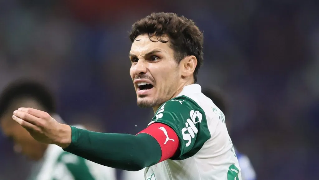 Raphael Veiga segue no Palmeiras por enquanto - Foto: Gilson Lobo/AGIF.
