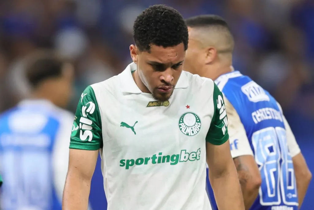 MG – BELO HORIZONTE – 01/06/2025 – BRASILEIRO A 2025, CRUZEIRO X PALMEIRAS – Vitor Roque jogador do Palmeiras lamenta durante partida contra o Cruzeiro no estadio Mineirao pelo campeonato Brasileiro A 2025. Foto: Gilson Lobo/AGIF