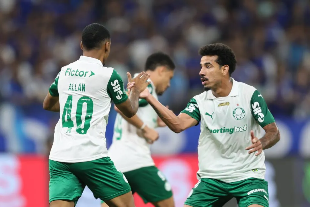 llan jogador do Palmeiras comemora seu gol durante partida contra o Cruzeiro – Foto: Gilson Lobo/AGIF