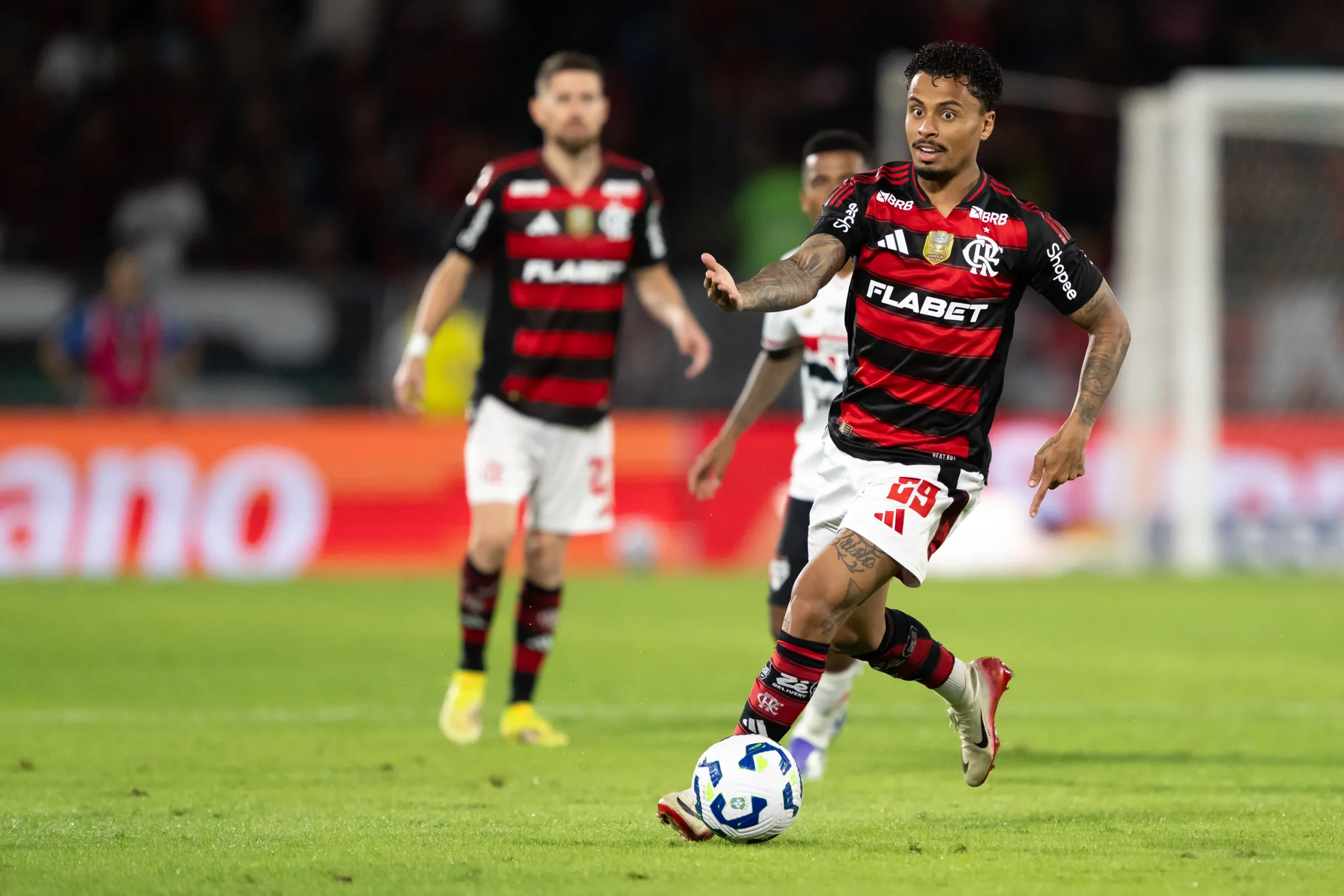 Allan em sua passagem como jogador do Flamengo durante partida contra o Sao Paulo no estadio Maracanã pelo campeonato Brasileiro A 2025. Foto: Jorge Rodrigues/AGIF