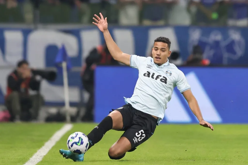 Gustavo Martins, lesionado, está fora de combate contra o Fluminense no Maracanã – Foto: Gilson Lobo/AGIF