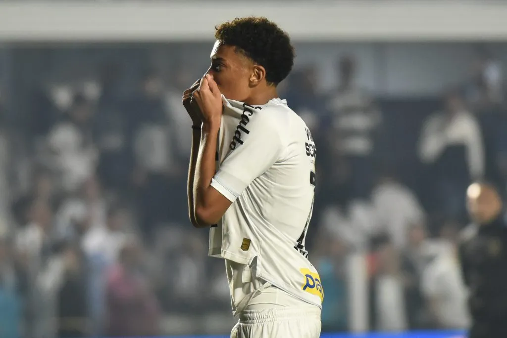 SP – SANTOS – 16/07/2025 – BRASILEIRO A 2025, SANTOS X FLAMENGO – Robinho Jr jogador do Santos comemora vitoria ao final da partida contra o Flamengo no estadio Vila Belmiro pelo campeonato Brasileiro A 2025.  Foto: Jota Erre/AGIF