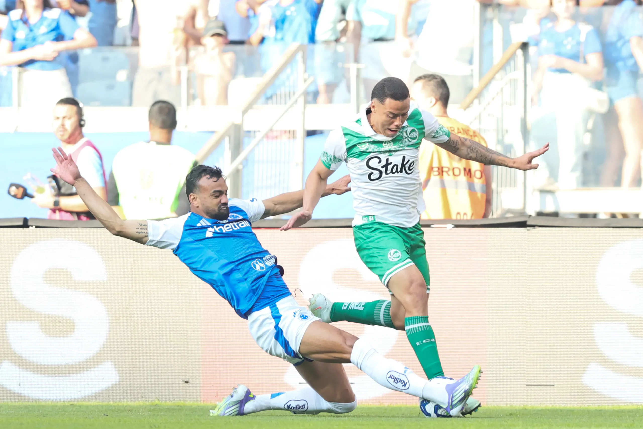 Fabricio Bruno jogador do Cruzeiro disputa lance com  jogador Luis Mandaca do Juventude durante partida no estadio Mineirao pelo campeonato Brasileiro A 2025. Foto: Gilson Lobo/AGIF