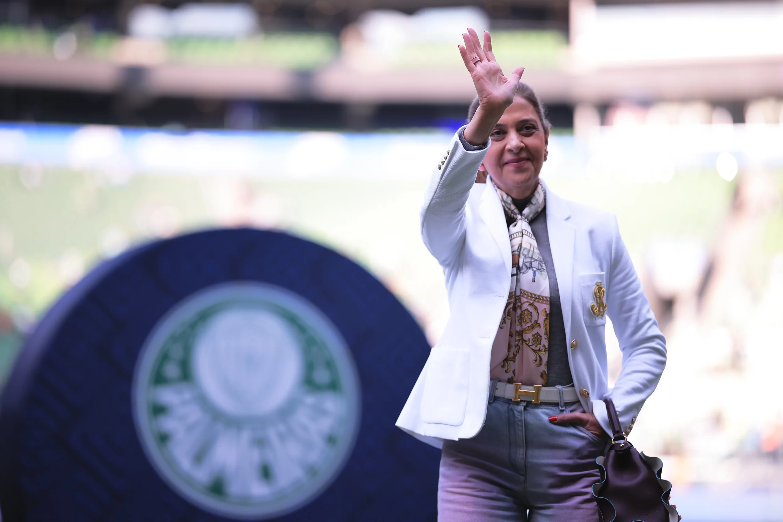 Leila Pereira acenando para os palmeirenses no Allianz Parque – Foto: Ettore Chiereguini/AGIF