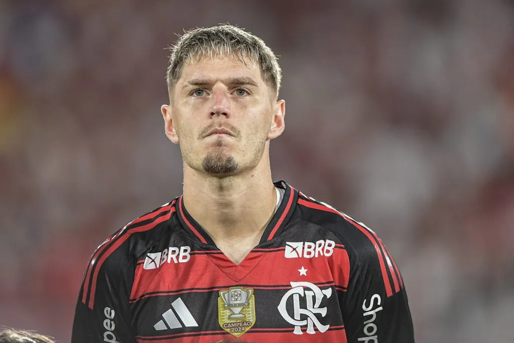 Varela jogador do Flamengo durante partida contra o Fluminense no estadio Maracana pelo campeonato Brasileiro A 2025. Foto: Thiago Ribeiro/AGIF
