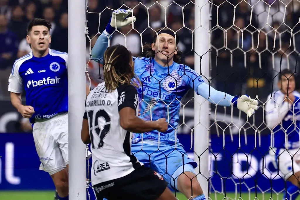 Cássio salvou o Cruzeiro no segundo tempo em ataques perigosos do Corinthians – Foto: Marcello Zambrana/AGIF