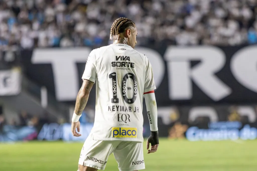 Neymar teve chance de empate no último minuto, mas acabou acertando a trave. Foto: Lucas Gabriel Cardoso/AGIF