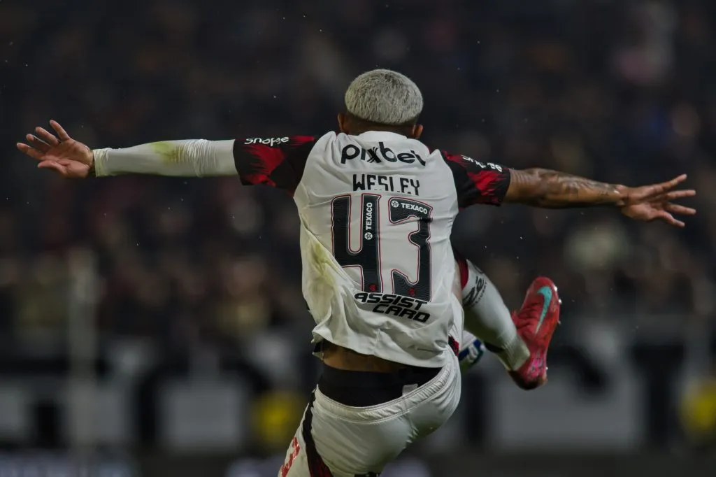 SP – BRAGANCA PAULISTA – 23/07/2025 – BRASILEIRO A 2025, BRAGANTINO X FLAMENGO – Wesley jogador do Flamengo durante partida contra o Bragantino no estadio Cicero De Souza Marques pelo campeonato Brasileiro A 2025. Foto: Anderson Romao/AGIF