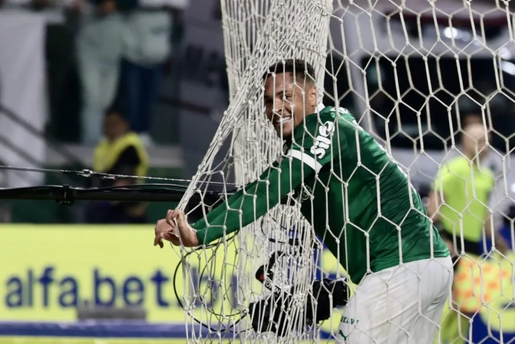 Vitor Roque em ação pelo Palmeiras. Foto: Marcello Zambrana/AGIF
