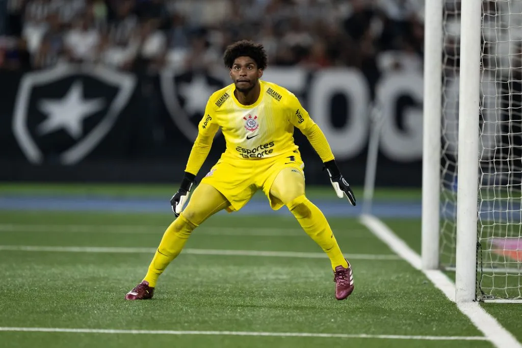 RJ – RIO DE JANEIRO – 26/07/2025 – BRASILEIRO A 2025, BOTAFOGO X CORINTHIANS – Hugo Souza goleiro do Corinthians durante partida contra o Botafogo no estadio Engenhao pelo campeonato Brasileiro A 2025. Foto: Jorge Rodrigues/AGIF