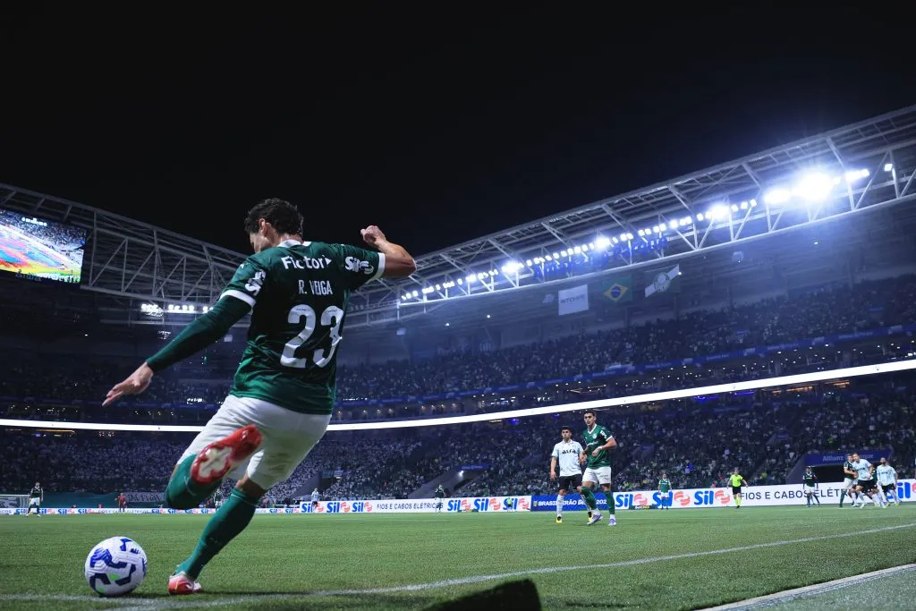 Raphael Veiga jogador do Palmeiras durante partida contra o Grêmio – Foto: Ettore Chiereguini/AGIF