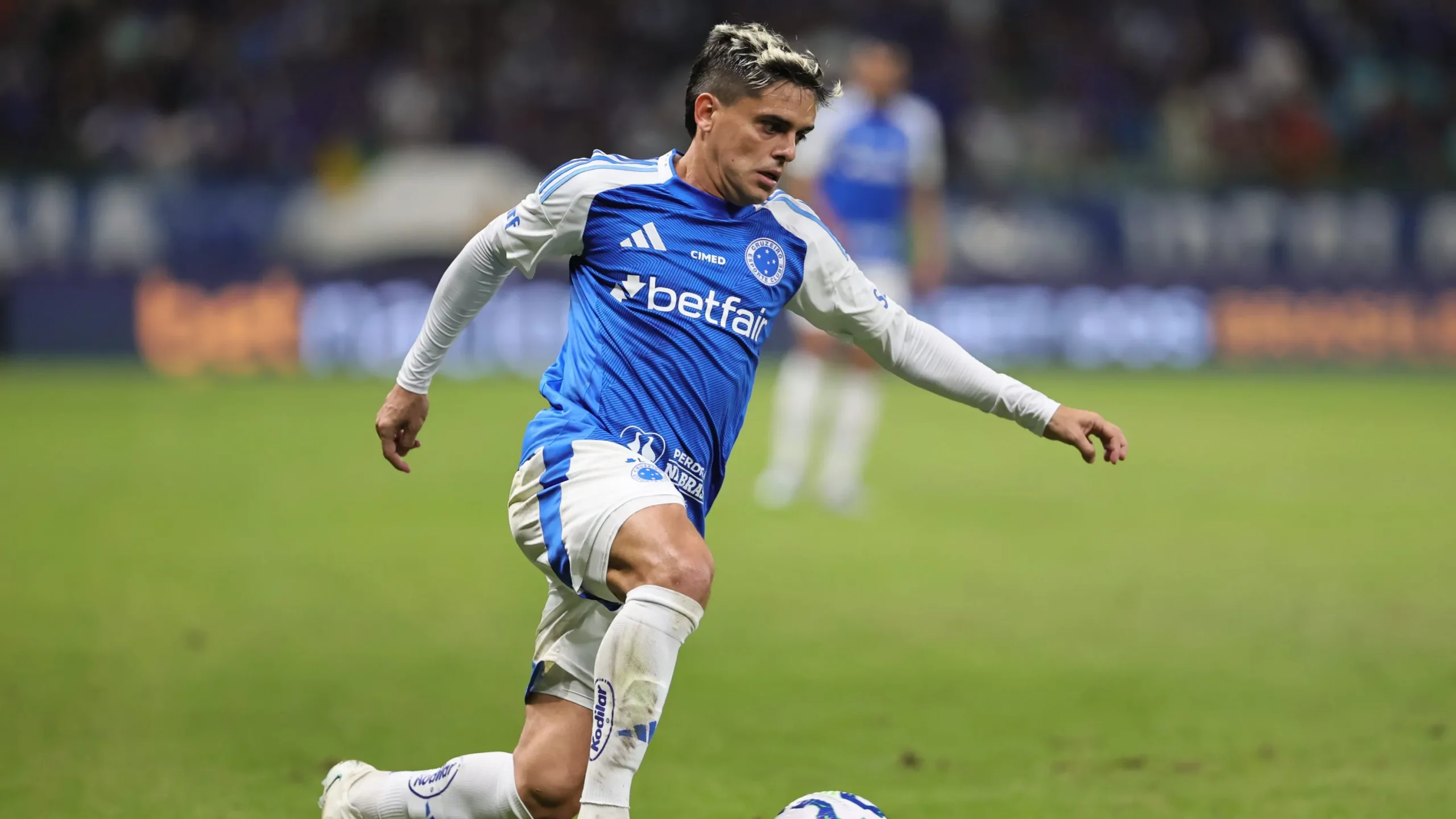 Fagner em ação pelo Cruzeiro: o lateral não jga desde julho -Foto: Gilson Lobo/AGIF