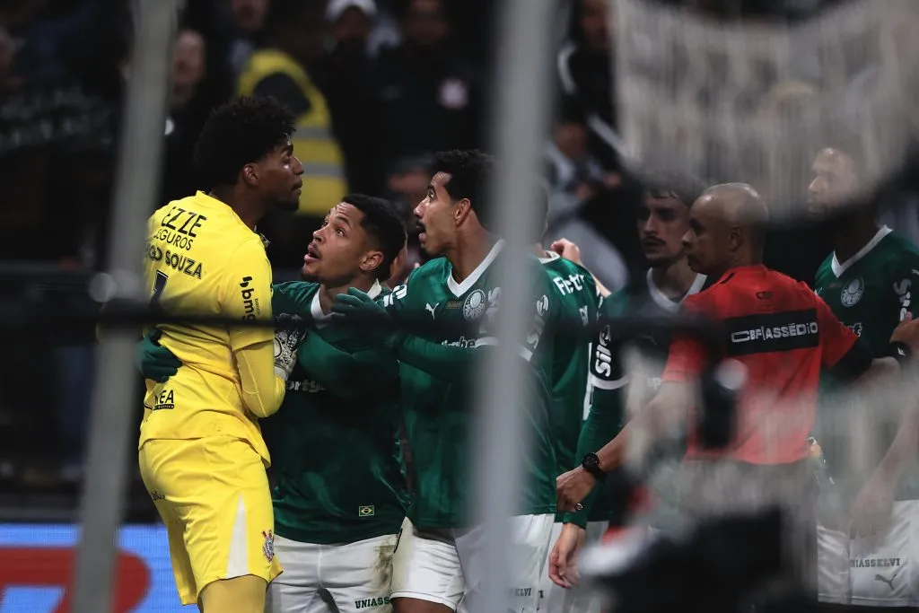 Hugo Souza acabou ficando irritado com comemoração de palmeirenses em gol anulado de Maurício. Foto: Ettore Chiereguini/AGIF