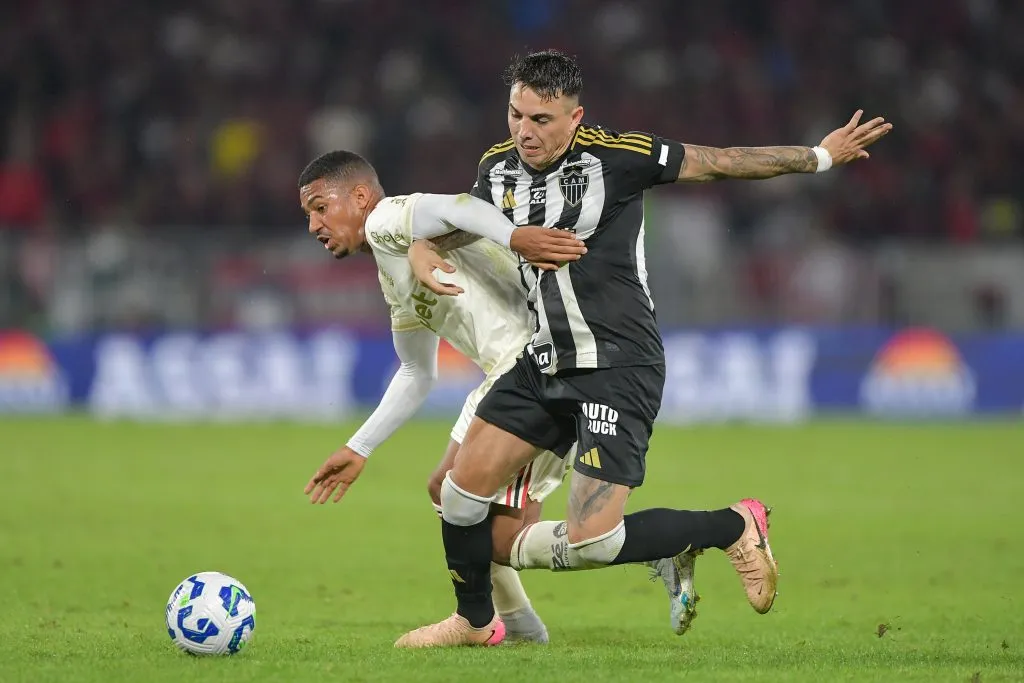 RJ – RIO DE JANEIRO – 31/07/2025 – COPA DO BRASIL 2025, FLAMENGO X ATLETICO-MG – Samuel Lino jogador do Flamengo disputa lance com Saravia jogador do Atletico-MG durante partida no estadio Maracana pelo campeonato Copa Do Brasil 2025. Foto: Thiago Ribeiro/AGIF