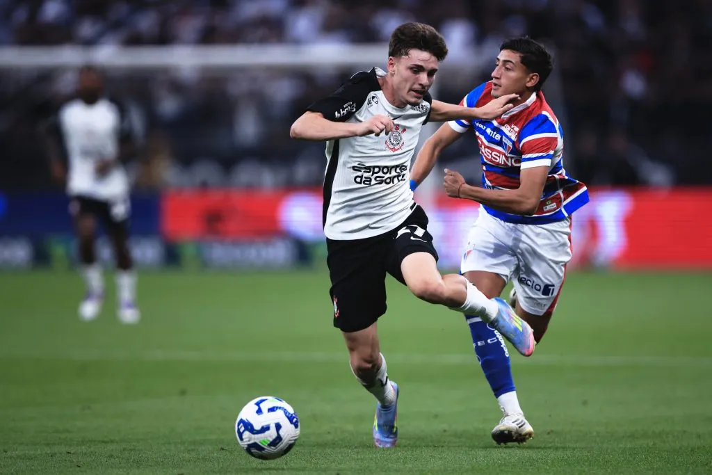 Breno Bidon jogador do Corinthians disputa lance com Herrera jogador do Fortaleza durante partida no estadio Arena Corinthians pelo campeonato Brasileiro A 2025. Foto: Ettore Chiereguini/AGIF