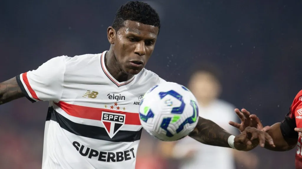 ARBOLEDA jogador do Sao Paulo durante partida contra o Athletico-PR no estadio Arena da Baixada pelo campeonato Copa Do Brasil 2025. Foto: Hedeson Alves/AGIF