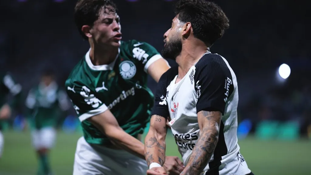 Clime tenso no Allianz: Giay discute com Yuri Alberto na partida decisiva pela Copa Betano do Brasil – Foto: Ettore Chiereguini/AGIF