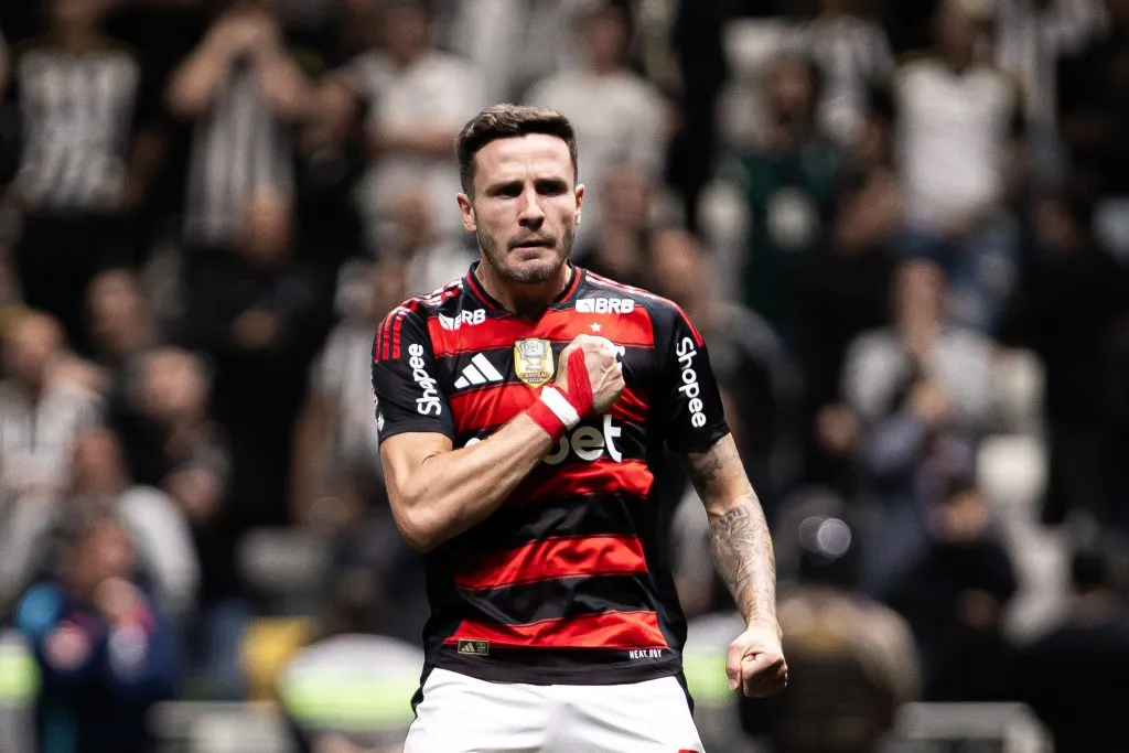 MG – BELO HORIZONTE – 06/08/2025 – COPA DO BRASIL 2025, ATLETICO-MG X FLAMENGO –  Saul jogador do Flamengo cobra penalti em decisao durante partida contra o Atletico-MG no estadio Arena MRV pelo campeonato Copa Do Brasil 2025. Foto: Mateus Dutra/AGIF