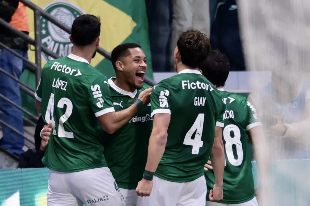 SP – SAO PAULO – 10/08/2025 – BRASILEIRO A 2025, PALMEIRAS X CEARA – Vitor Roque jogador do Palmeiras comemora seu gol com jogadores do seu time durante partida contra o Ceara no estadio Arena Allianz Parque pelo campeonato Brasileiro A 2025. Foto: Marcello Zambrana/AGIF
