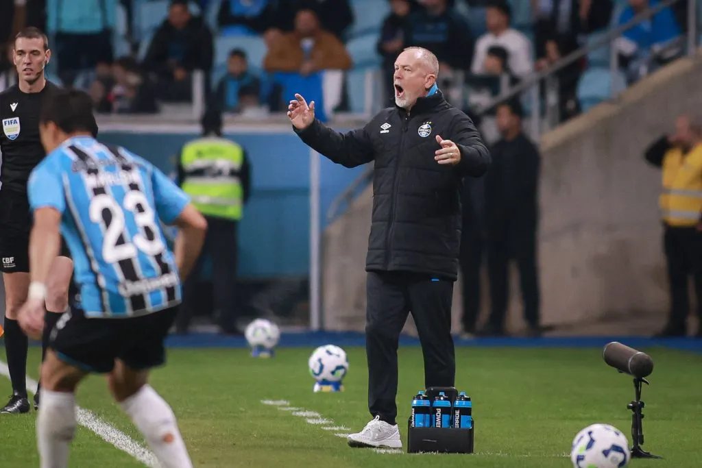 Torcida do Grêmio reclamou da improvisação de Mano com Camilo na lateral. Foto: Maxi Franzoi/AGIF