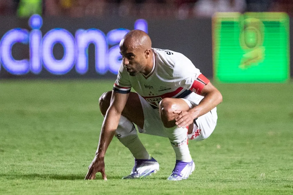 PLucas jogador do Sao Paulo durante partida contra o Sport no estadio Ilha do Retiro pelo campeonato Brasileiro A 2025. Foto: Rafael Vieira/AGIF
